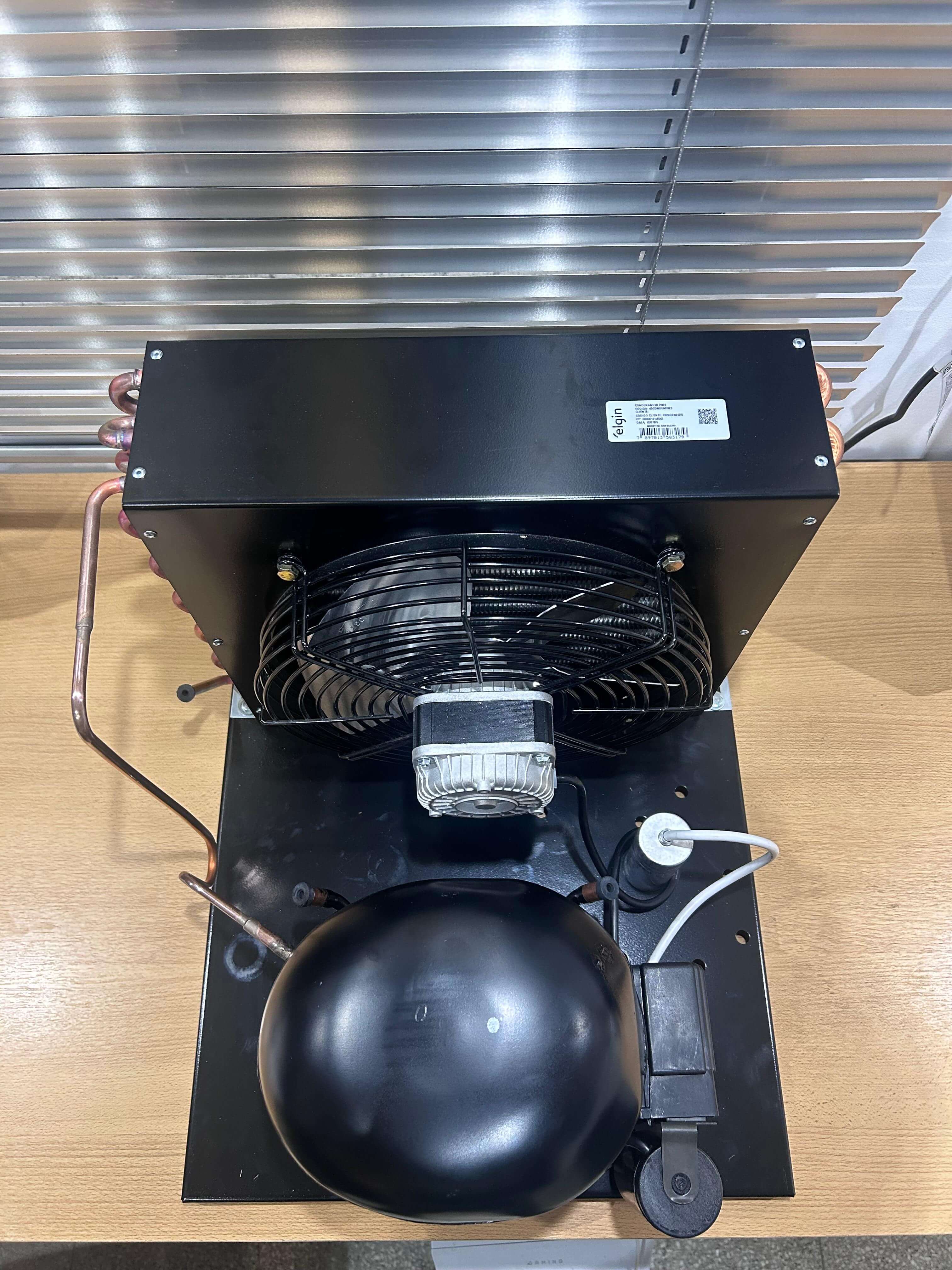Vista superior de unidad condensadora HyAR con ventilador axial y compresor